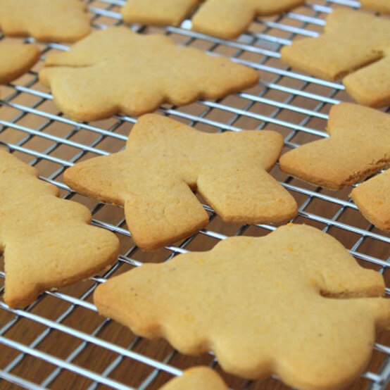 how-to-make-christmas-mug-cookies_step-1c.jpg?sw=554&q=85