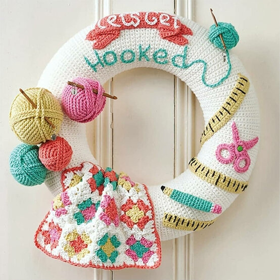 artisan-natalie-beard-craft-room-wreath.jpg?sw=554&q=85