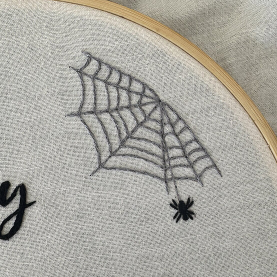 ideas%5Fhalloween%2Dembroidery%2Dhoop%5Fspiders%2Dweb%2D2.jpg?sw=554&q=85