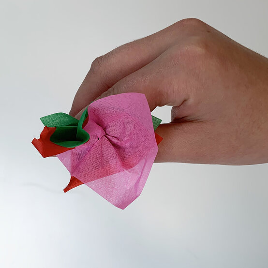 wreath_card_flower_step_6.jpg?sw=554&q=85