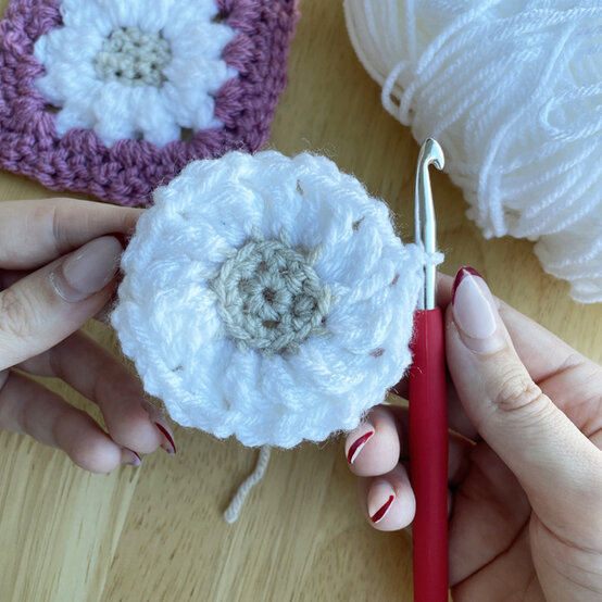 granny%2Dsquare%2Dflower%2Dtote%2Dbag%5Fstep%2D1b.jpg?sw=554&q=85