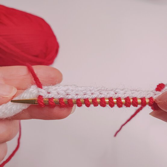 Ideas_How-to-Knit-Jubilee-Bunting-step-4.jpg?sw=554&q=85