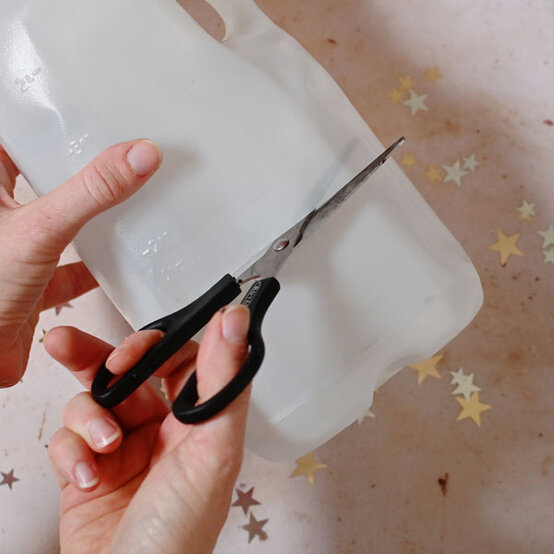 how-to-make-winter-milk-bottle-lanterns_prepare-the-milk-bottles-a.jpg?sw=554&q=85