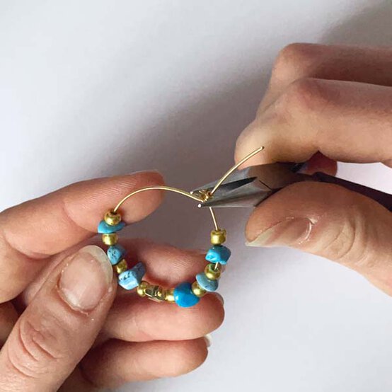 ideas%5Fjewellery%2Dprojects%2Dto%2Dmake%2Dwith%2Dbeads%5Fhoop%2Dearrings%5Fstep%2D1d.jpg?sw=554&q=85