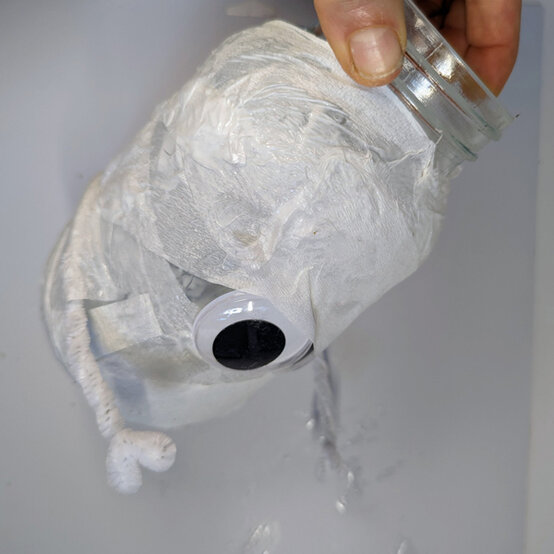 idea_halloween-glass-lanterns-mummy_step6a.jpg?sw=554&q=85