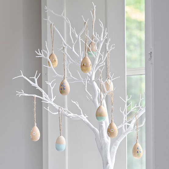 easter-table-decor-wooden-eggs.jpg?sw=554&q=85