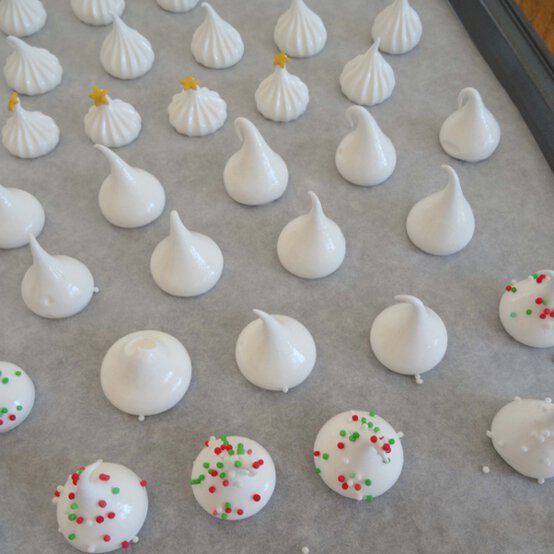 Idea_how-to-make-a-christmas-grazing-board_step5b.jpg?sw=554&q=85