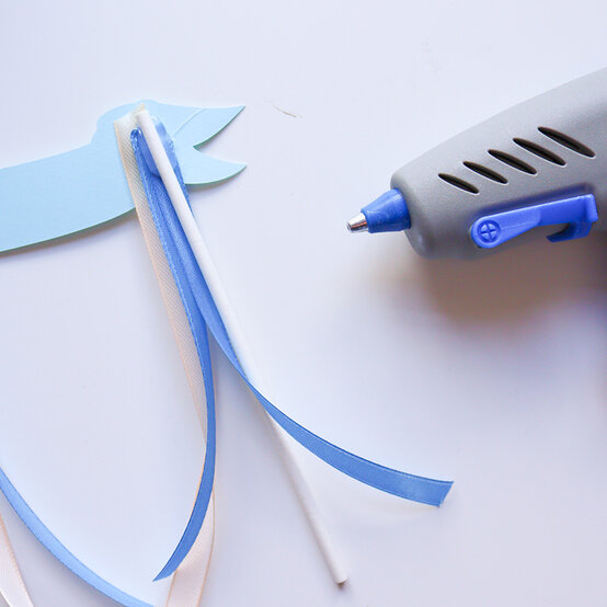 cricut_how-to-make-foiled-cake-toppers_step6.jpg?sw=554&q=85