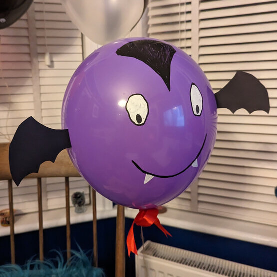 idea_personalised-halloween-balloons-vampire_step4.jpg?sw=554&q=85