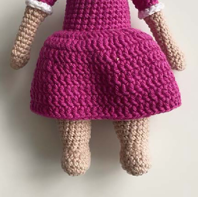 idea_how-to-crochet-amigurumi-mrs-claus_skirt.jpg?sw=680&q=85
