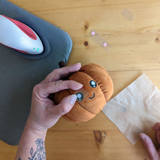 idea_how-to-personalise-your-plush-pumpkin_step4b.jpg?sw=554&q=85