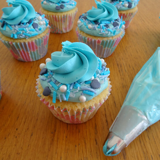 mermaid-cupcakes_step-4.jpg?sw=554&q=85