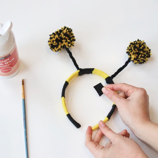 how_to_make_animals_headdresses_bee_step6-square.jpg?sw=554&q=85