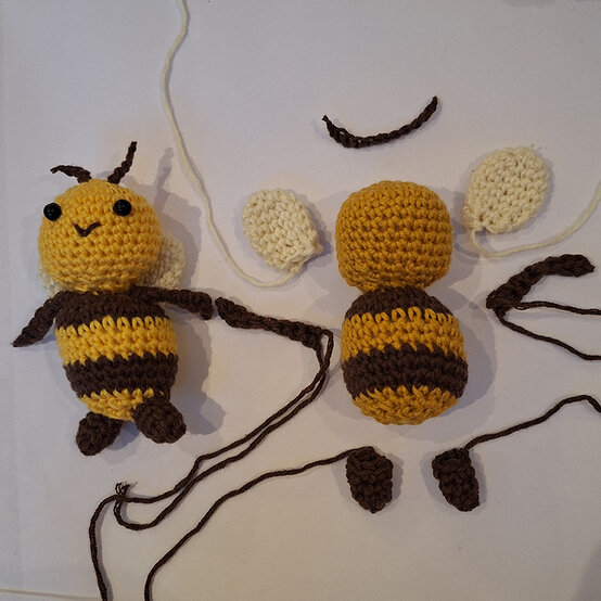 How%2Dto%2Dcrochet%2Da%2Dfloral%2Dspring%2Dwreath%5Fbee.jpg?sw=554&q=85