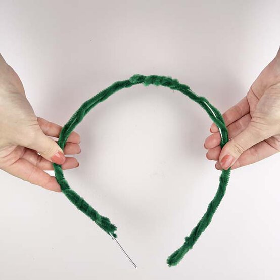 ideas%5Fpipe%2Dcleaner%2Dchristmas%2Dcrafts%5Fwreath%5Fstep%2D3.jpg?sw=554&q=85