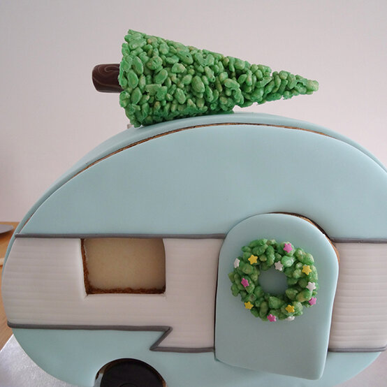 xmas-baking-lucy-caravan-cake33.jpg?sw=554&q=85