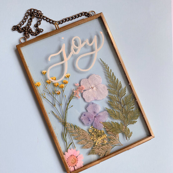 how_to_make_a_pressed_flower_frame_final1.jpg?sw=554&q=85