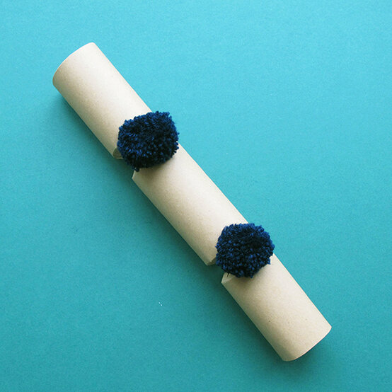 table-dec-cracker-4-h.jpg?sw=554&q=85