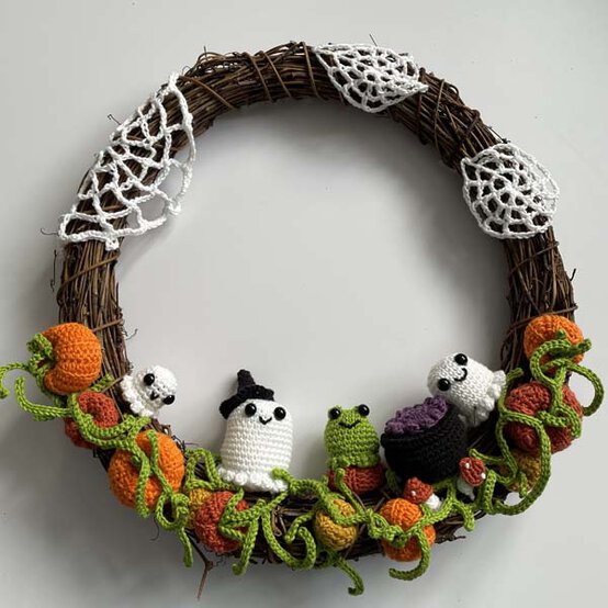 ideas%5Fhow%2Dto%2Dcrochet%2Da%2Dhalloween%2Dwreath%5Fassembly%5F2.jpg?sw=554&q=85