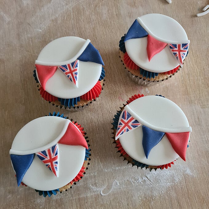 How-to-Make-Decorated-Platinum-Jubilee-%20Cupcakes_Bunting4b.jpg?sw=680&q=85