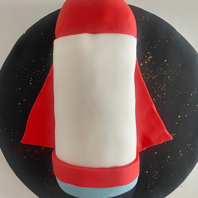 idea_how-to-decorate-a-rocket-cake_step13c.jpg?sw=680&q=85