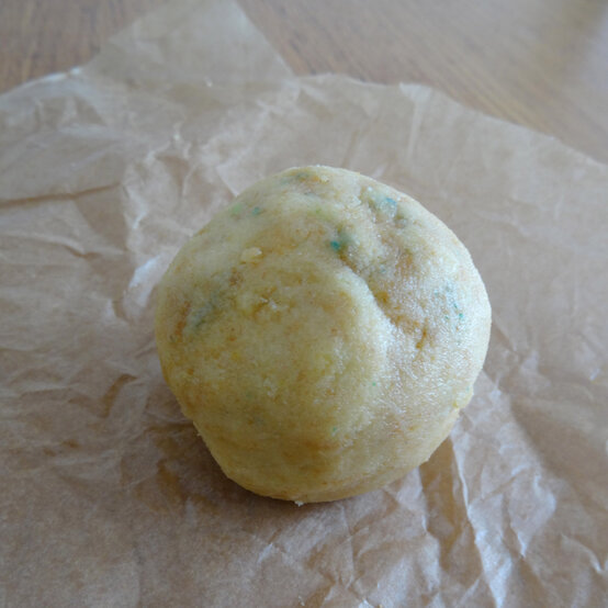 funfetti-ice-cream-cake_step10_2.jpg?sw=554&q=85