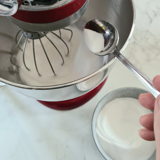 idea_meringue-nests_step2b.jpg?sw=554&q=85