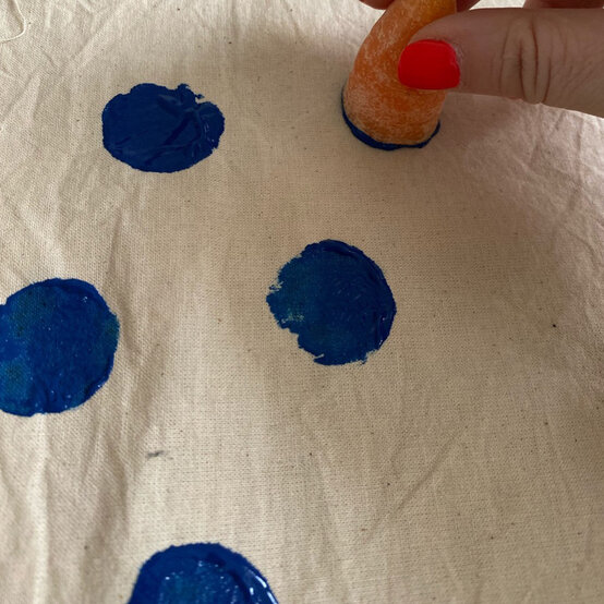 fabric_gift_wrap_fabric_paint_step_5.jpg?sw=554&q=85