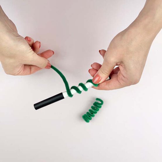 ideas%5Fpipe%2Dcleaner%2Dchristmas%2Dcrafts%5Fwreath%5Fstep%2D4.jpg?sw=554&q=85