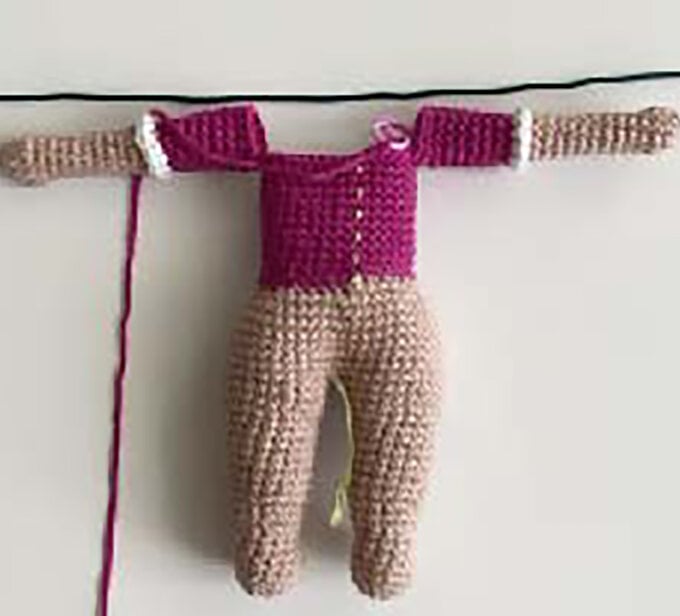 idea_how-to-crochet-amigurumi-mrs-claus_body7.jpg?sw=680&q=85