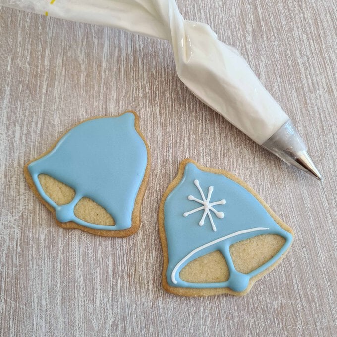 Idea_how-to-decorate-christmas-biscuits_step5c.jpg?sw=680&q=85
