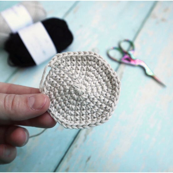 how_to_crochet_an_amigurumi_pigeon_pigeon_wing_step1_1000x1000.jpg?sw=554&q=85