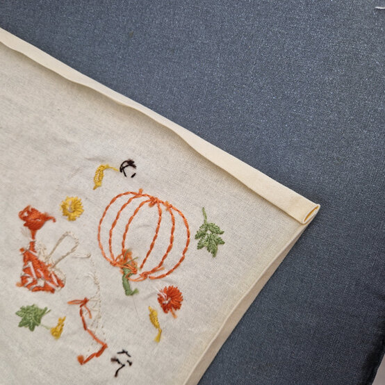 idea%5Fautumn%2Dembroidery%2Dprojects%2Dto%2Dtry%2Dnapkin%5Fstep%2D05.jpg?sw=554&q=85