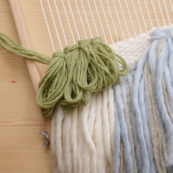 how_to_make_-a_floral_weave_24.jpg?sw=554&q=85