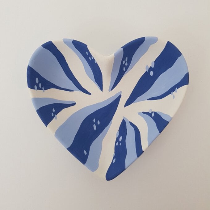 Idea_how-to-decorate-a-ceramic-heart-dish_step6a.jpg?sw=680&q=85