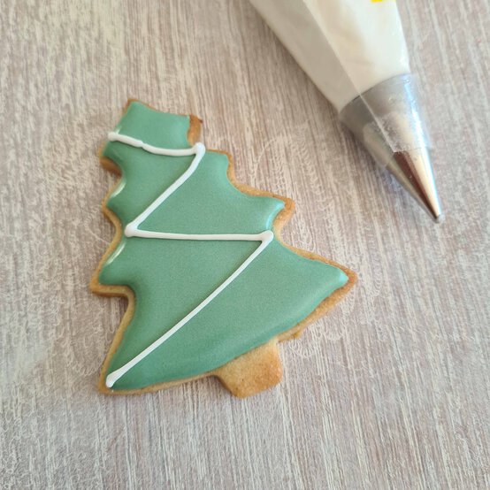 Idea_how-to-decorate-christmas-biscuits_step2e.jpg?sw=554&q=85