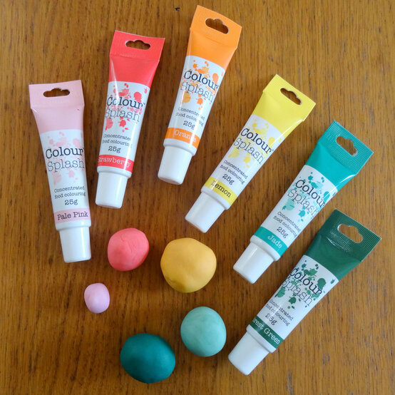 decorated-gingerbread-biscuits_step5_1.jpg?sw=554&q=85