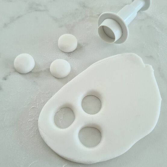 idea_how-to-make-a-coronation-cake_step18a.jpg?sw=554&q=85