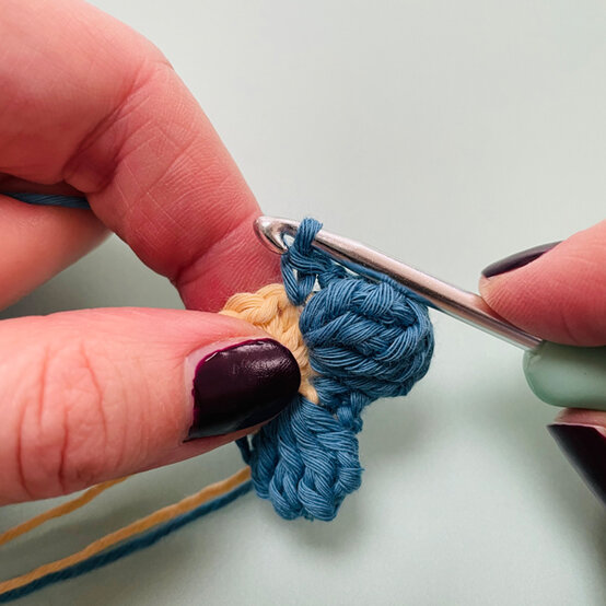 idea_crochet-good-vibes-applique_step8.jpg?sw=554&q=85