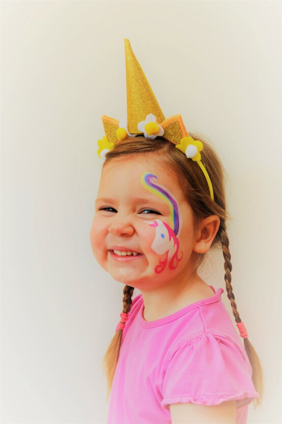 how_to_make_a_unicorn_head_dress_step2.jpg?sw=554&q=85