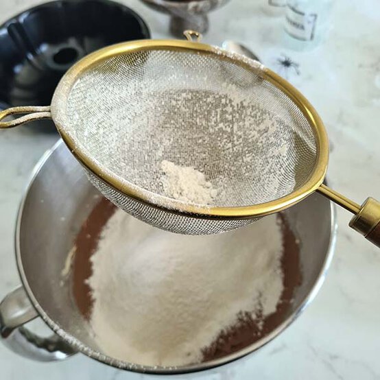 ideas%5Fhow%2Dto%2Ddecorate%2Da%2Dhalloween%2Dbundt%2Dcake%5Fstep%2D3a.jpg?sw=554&q=85