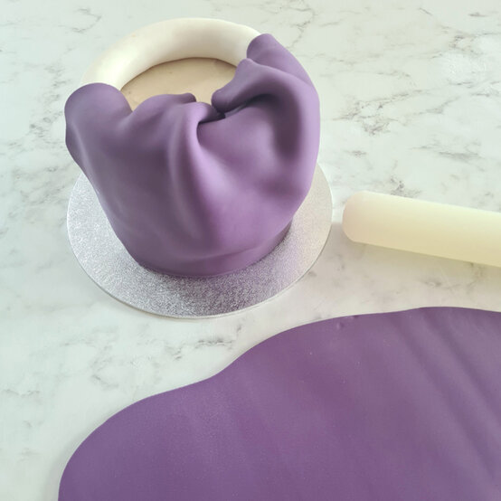 idea_how-to-make-a-coronation-cake_step10b.jpg?sw=554&q=85