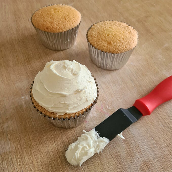 How-to-Make-Decorated-Platinum-Jubilee-%20Cupcakes_FlagStep1a.jpg?sw=680&q=85