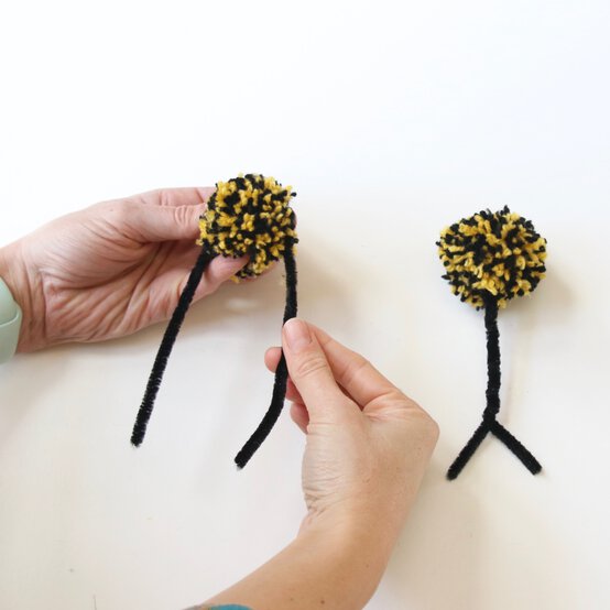 how_to_make_animals_headdresses_bee_step3-square.jpg?sw=554&q=85