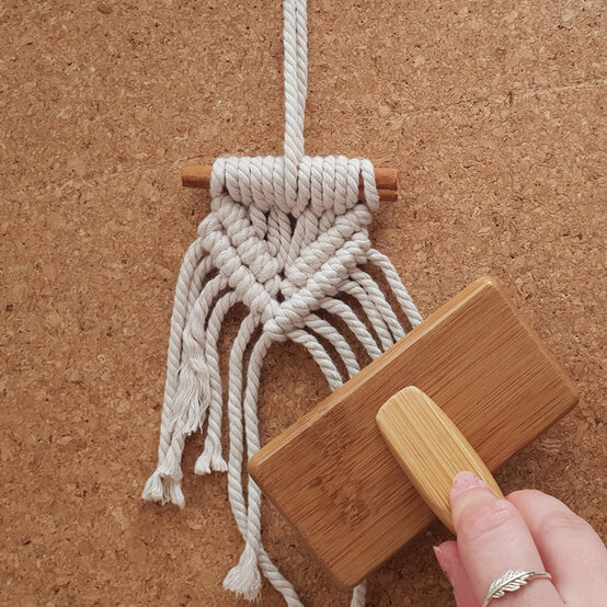 idea%5Fmacrame%2Dchristmas%2Dcrackers%2Dwhite%5Fstep5.jpg?sw=554&q=85