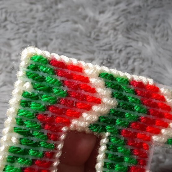 Idea_how-to-make-a-bargello-keyring_step9.jpg?sw=554&q=85