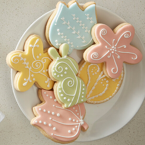 idea_how-to-make-easter-iced-biscuits.jpg?sw=554&q=85