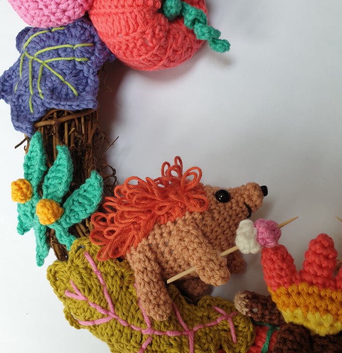 how-to-crochet-an-autumn-wreath-close-up-2.jpg?sw=680&q=85