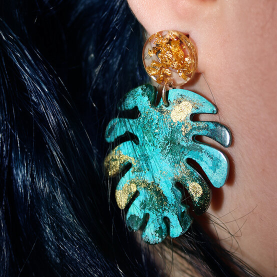 artisan-irene-desa-resin-monstera-leaf.jpg?sw=554&q=85