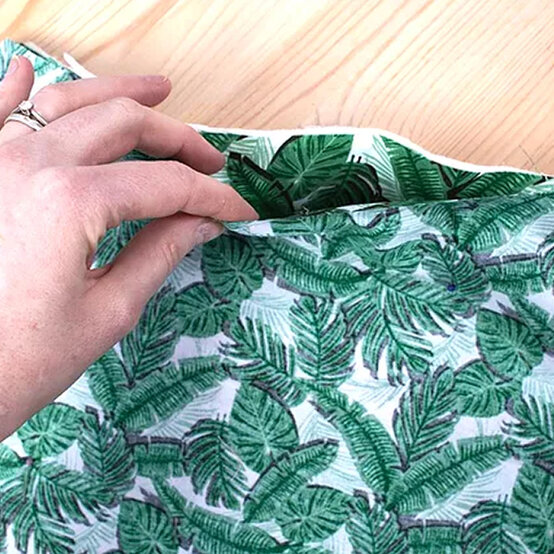 makeup-brushroll-step9.jpg?sw=554&q=85